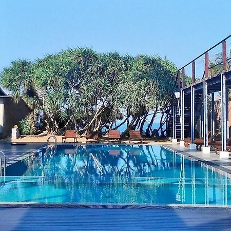 Saprin Beach Resort Uswetakeiyawa Dış mekan fotoğraf