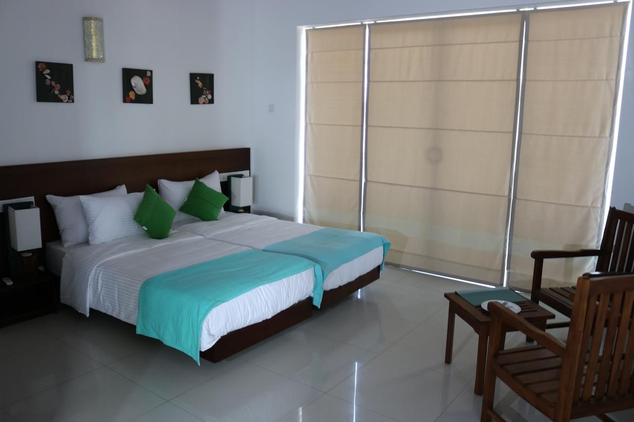 Saprin Beach Resort Uswetakeiyawa Dış mekan fotoğraf