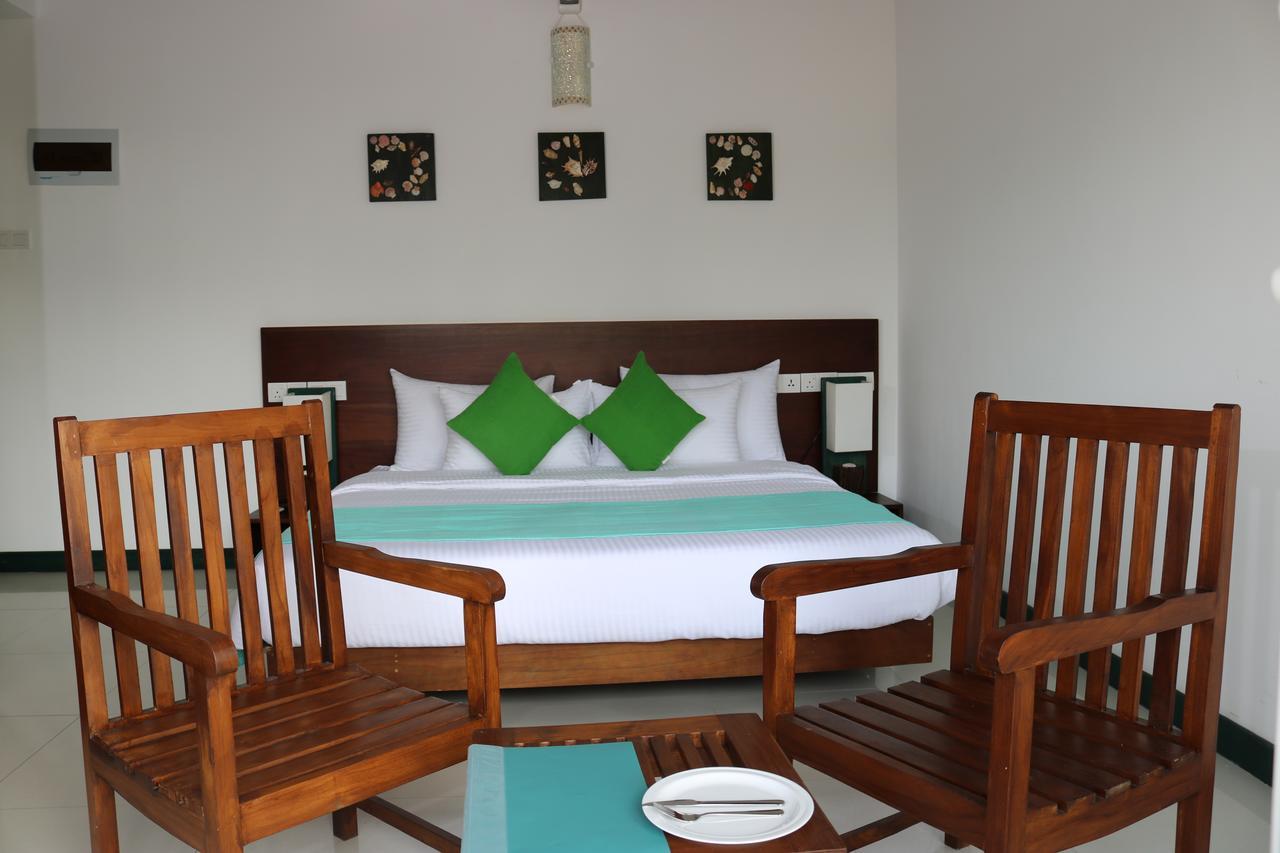 Saprin Beach Resort Uswetakeiyawa Dış mekan fotoğraf