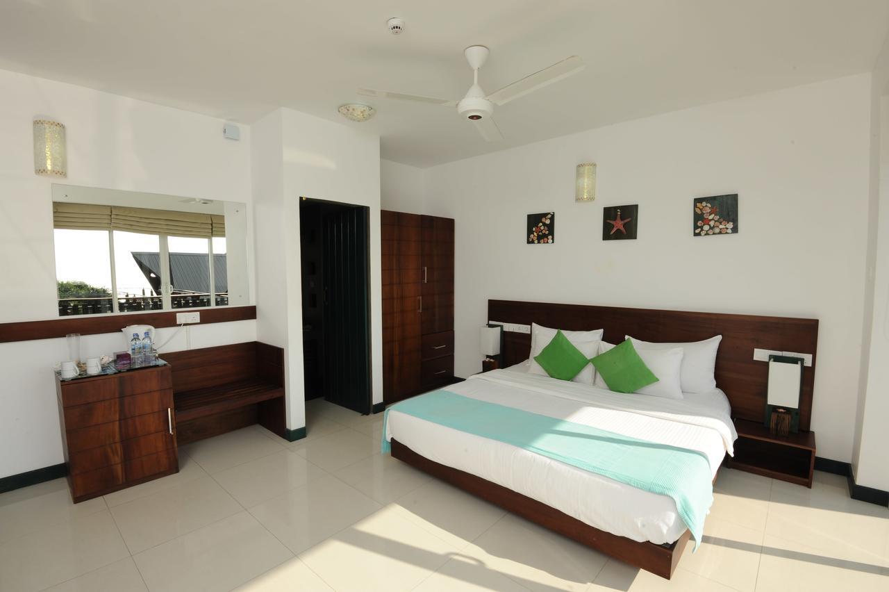 Saprin Beach Resort Uswetakeiyawa Dış mekan fotoğraf