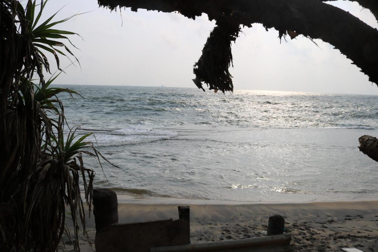 Saprin Beach Resort Uswetakeiyawa Dış mekan fotoğraf