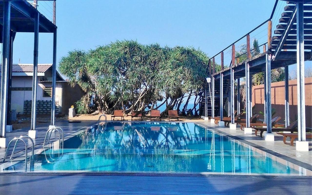 Saprin Beach Resort Uswetakeiyawa Dış mekan fotoğraf